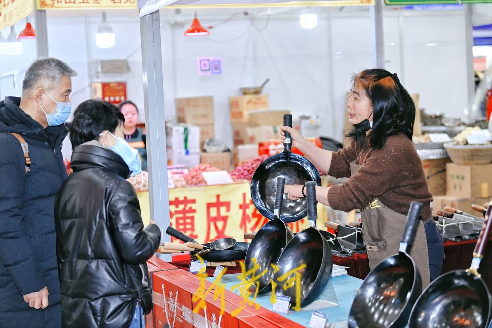 舜耕年货会上年味浓 市民热热闹闹买年货