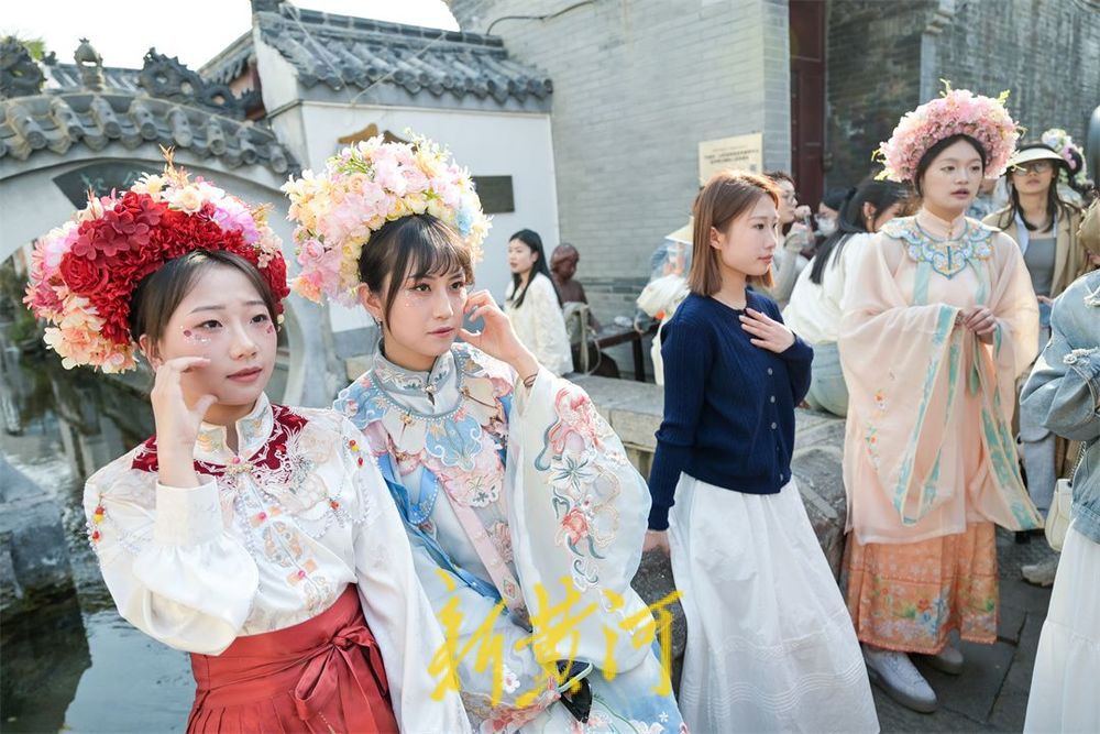 济南这座最短的桥人气持续火爆，簪花姑娘争相拍照体验穿越之美