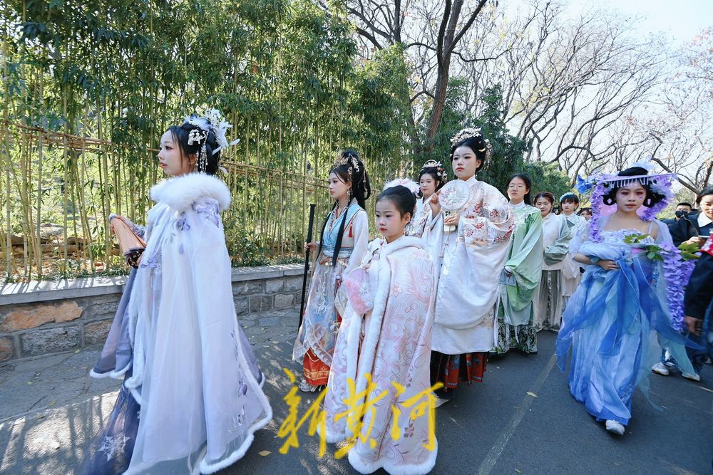 泉城千佛山上，千人汉服巡游展国风