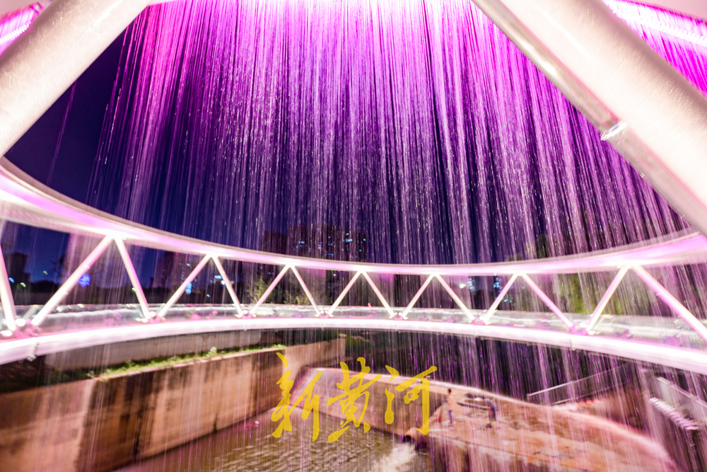 济南首个环形可喷水观景桥亮相，彩水五彩水帘扮靓腊山河