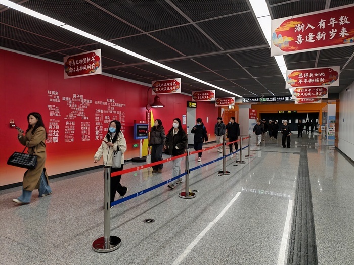 节后首个工作日，“地下经十路”迎来又一次“早高峰大考”，客流如潮秩序井然