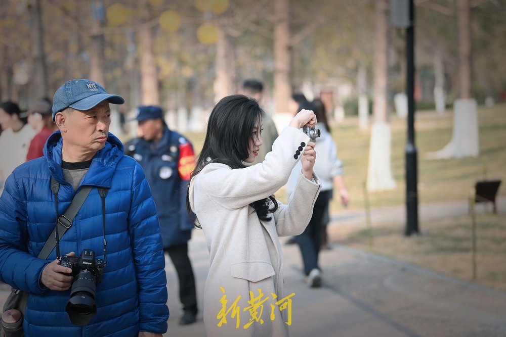 五龙潭公园里，市民游客化身摄影师拍出最美春天