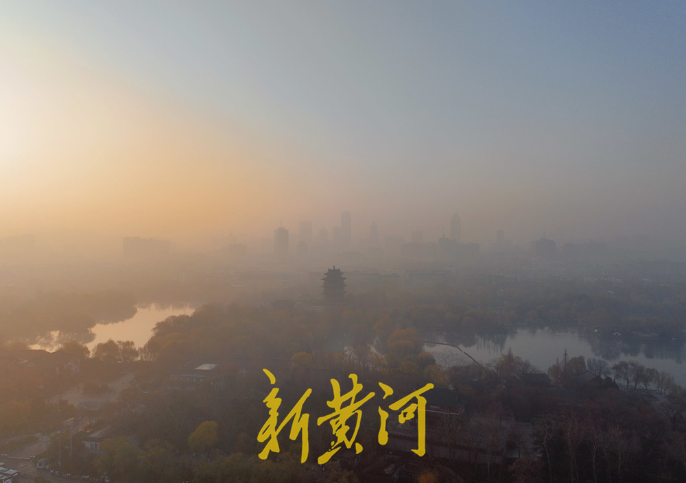 济南冬日晨雾绘就水墨明湖