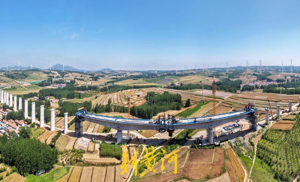 潍宿高铁至青岛连接线跨齐长城连续梁顺利合龙，工程建设与文物保护双赢