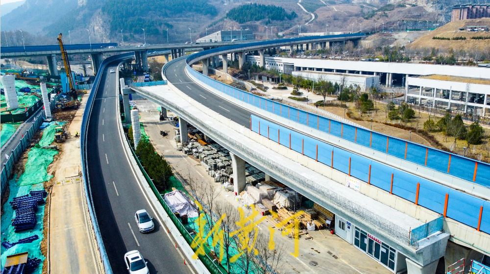 龙鼎立交桥首梁现身 借助山体架设新桥