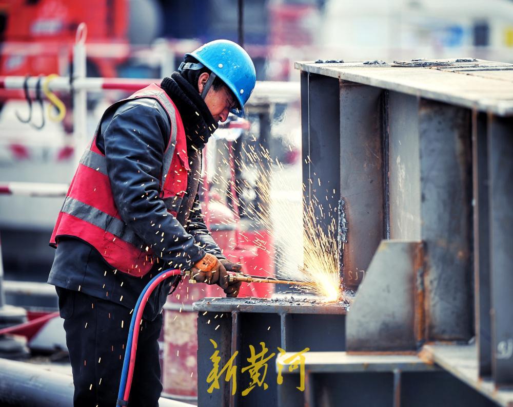 济南机场二期改扩建工程T2航站楼无缝钢屋盖整体提升全部完成