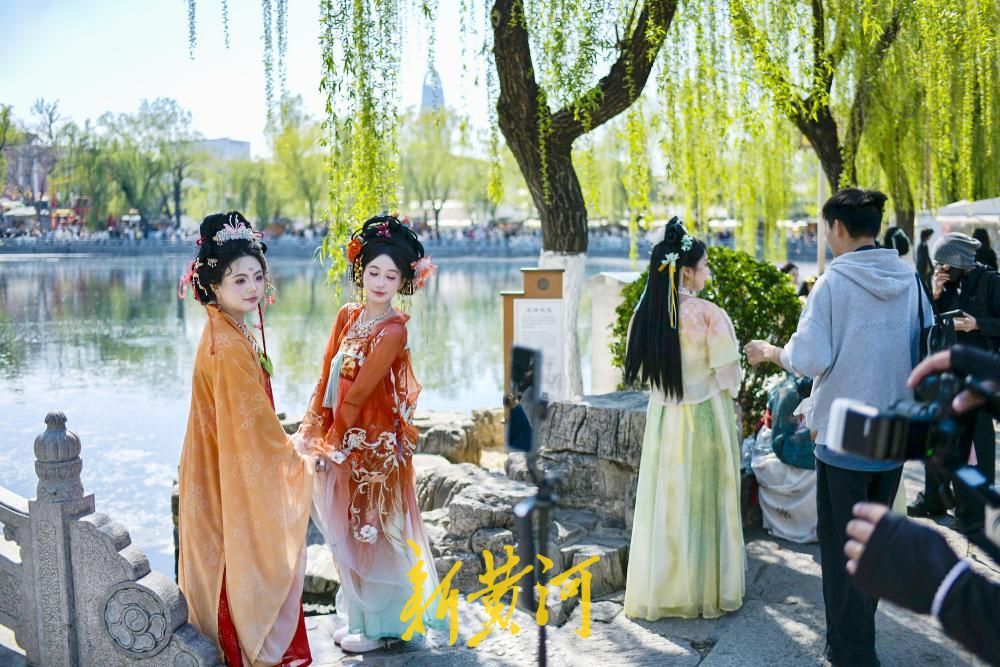 换季上新，明府城汉服游迎来清新国风