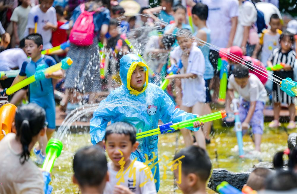 亲泉避暑济南市区这里最火！大人小孩穿着雨衣戏水纳凉
