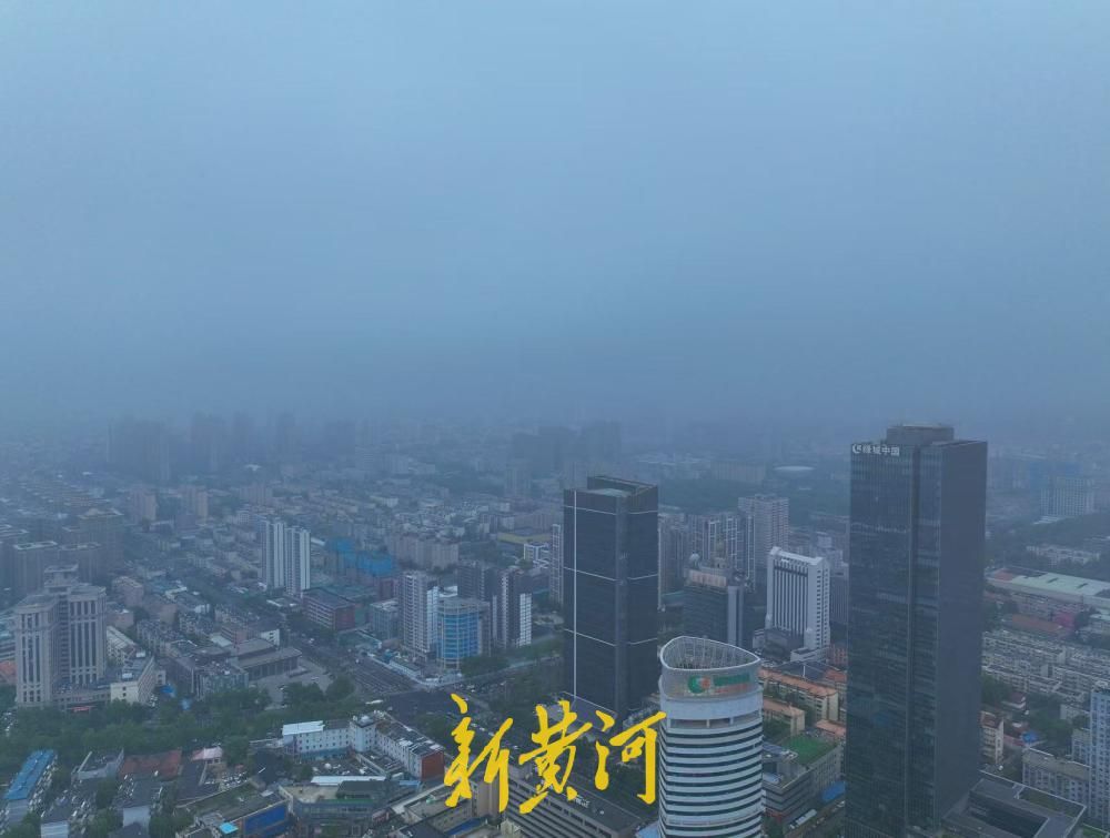 氤氲大雾漫泉城 老城古韵邂逅雾中高楼