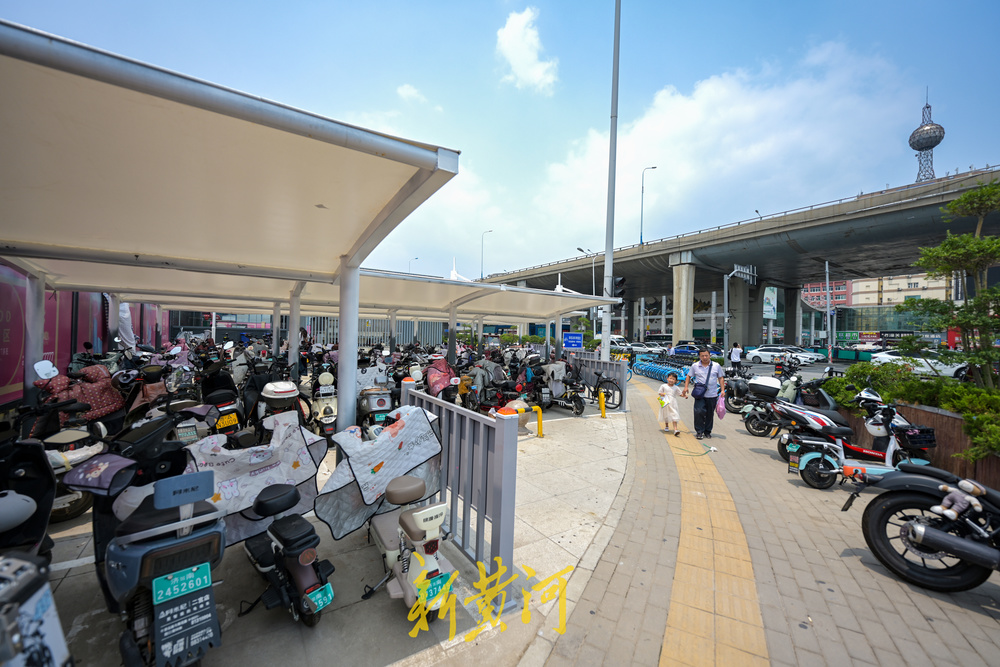 济南这处地铁站口停车区改造，可同时容纳200多辆非机动车