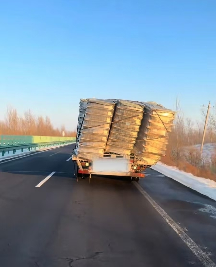 “谢啥谢呀,我是山东人”,高速路上货车货物倾倒,山东司机挺身相助获网友点赞