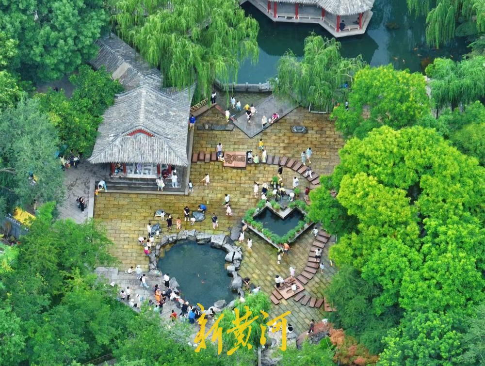 端午邂逅夏至，五龙潭青石板戏水纳凉绘泉城夏韵
