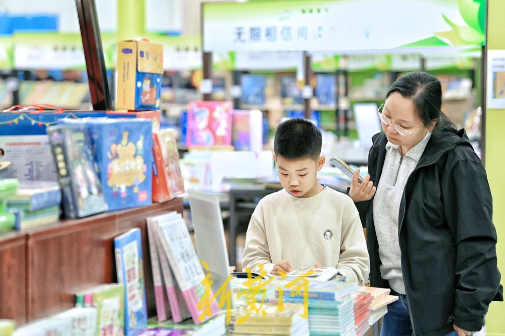 周末遇上济南书市 现场多是“小书虫”