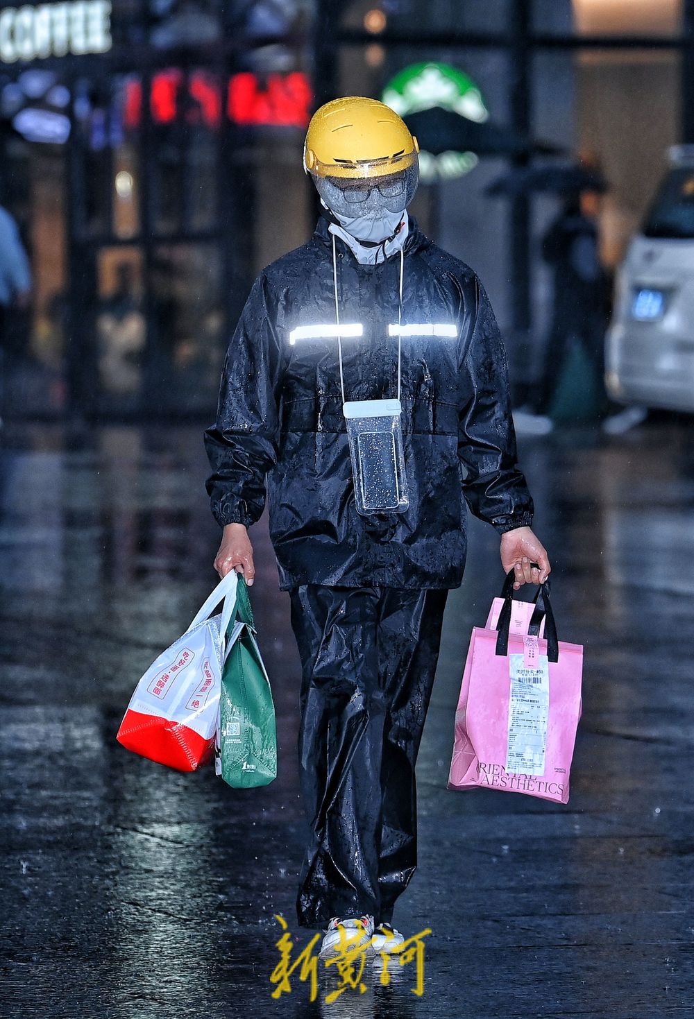 泉城晚高峰迎降雨 外卖小哥街头奔跑送餐不停歇