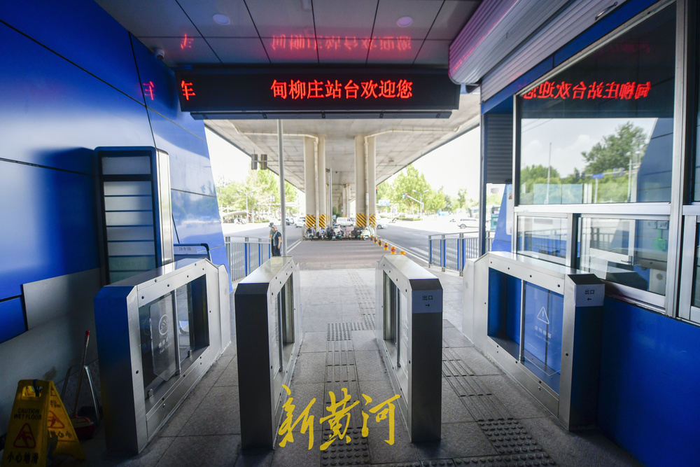 济南BRT站台闸机升级，可实现无人值守式检票进站
