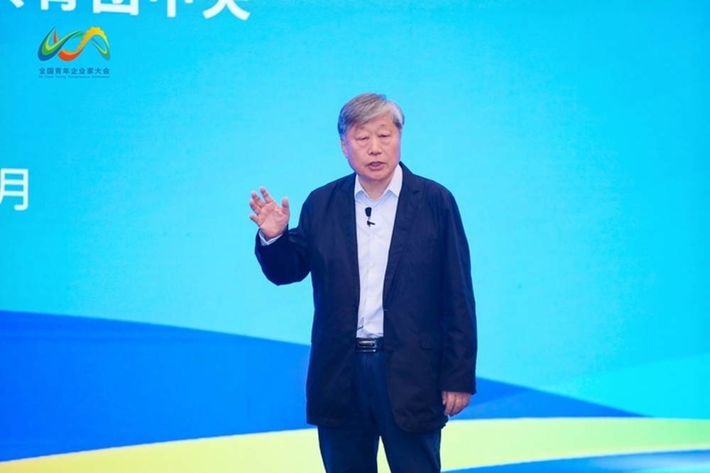 张瑞敏寄语青年企业家：AI时代企业要自我进化而非自我强化 