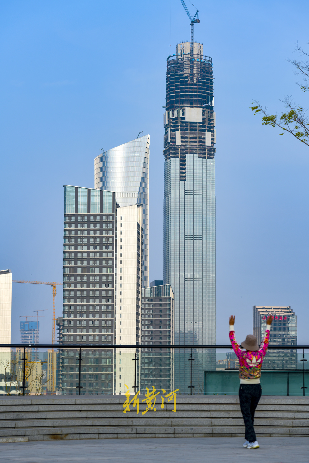 济南第一高外框钢结构向顶端冲刺