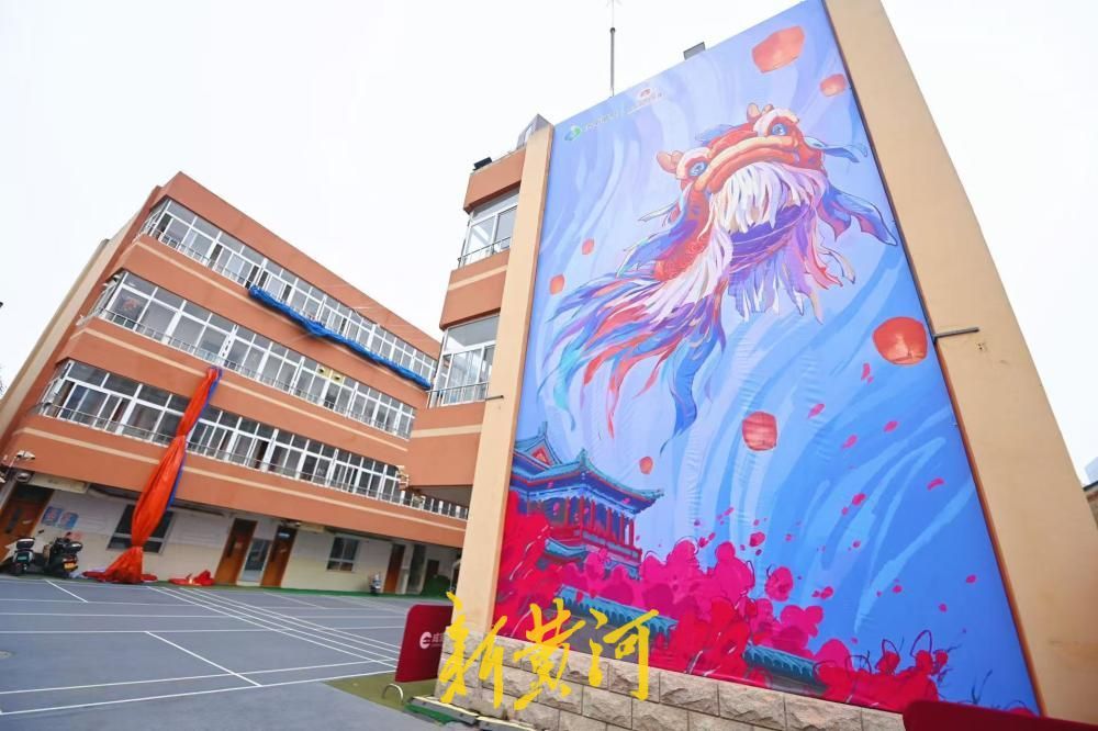 济南飞走的“鳌鱼”亮相上新街？原是仿照原型绘制的巨型画幕