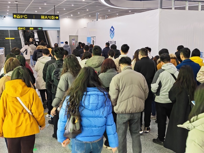 节后首个工作日，“地下经十路”迎来又一次“早高峰大考”，客流如潮秩序井然