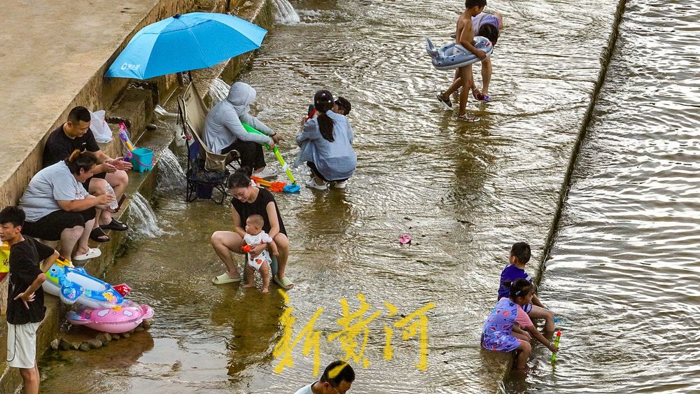 高温持续 山泉戏水感受自然凉
