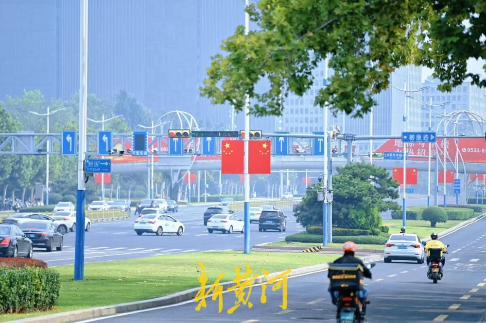 “中国红”扮靓经十路，泉城盛装迎国庆