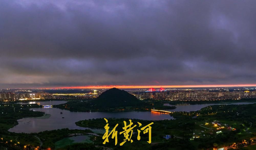 雨歇云破！济南雨后惊现“天空裂缝”，火红色霞光浸染山湖