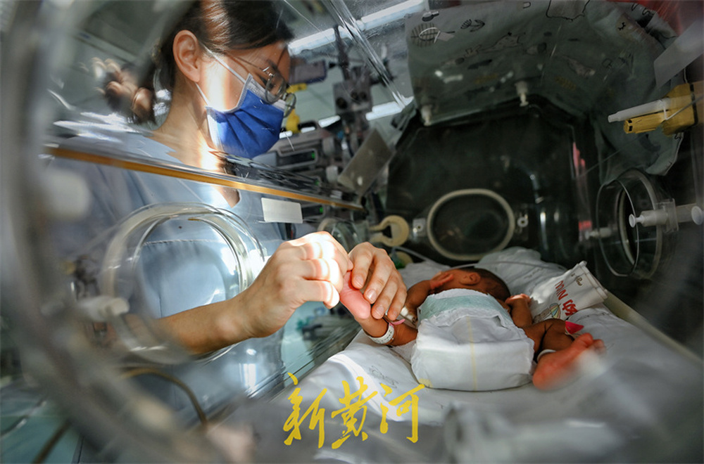 跨年夜，新生儿重症监护室护佑“新生”