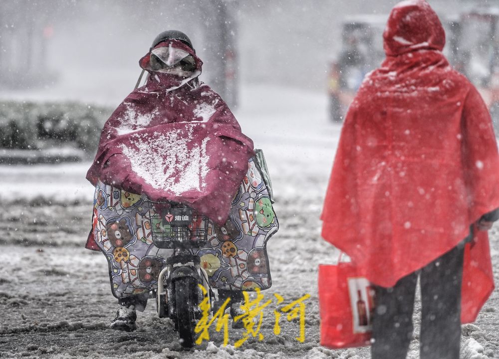 泉城暴雪如约而至 市民冒雪前行