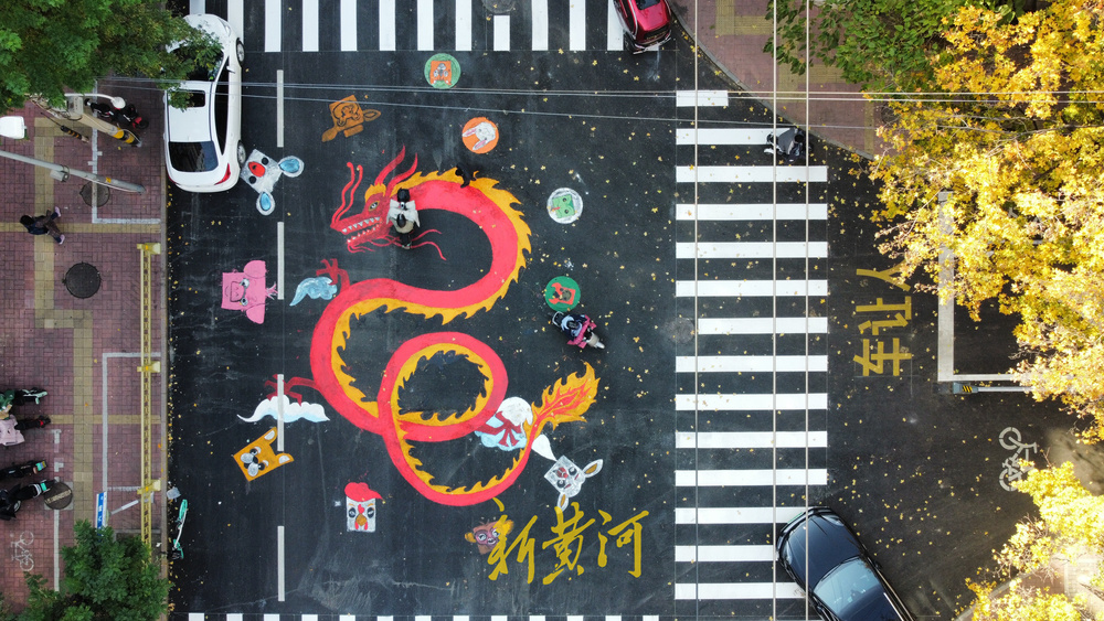 纬三路再增中国特色彩绘图案路口