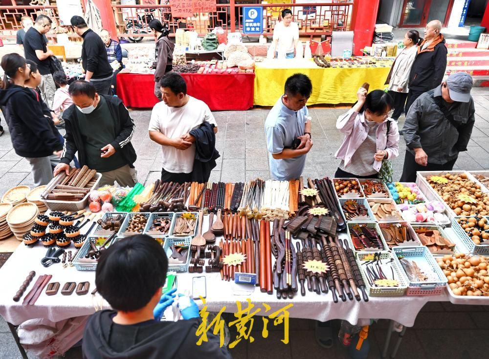 假期余额不足，济南英雄山文化市场热闹依旧