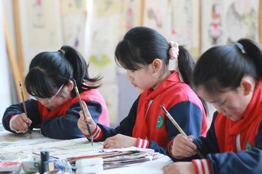 5-2026年3月16日 ,山东省高密市姜庄小学的小学生在美术课上绘制扑灰年画。(李海涛摄)