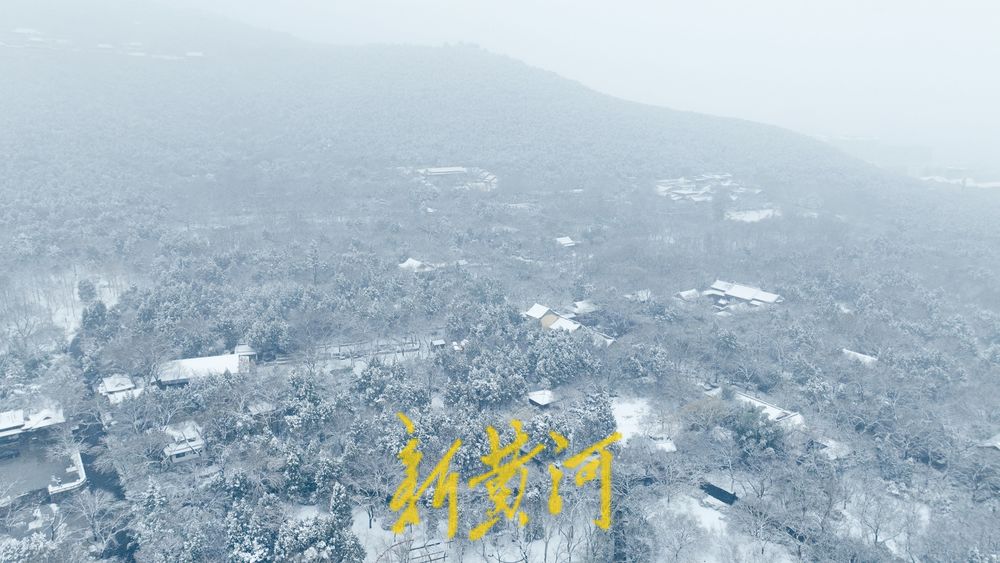 雪后千佛山宛如水墨长卷 