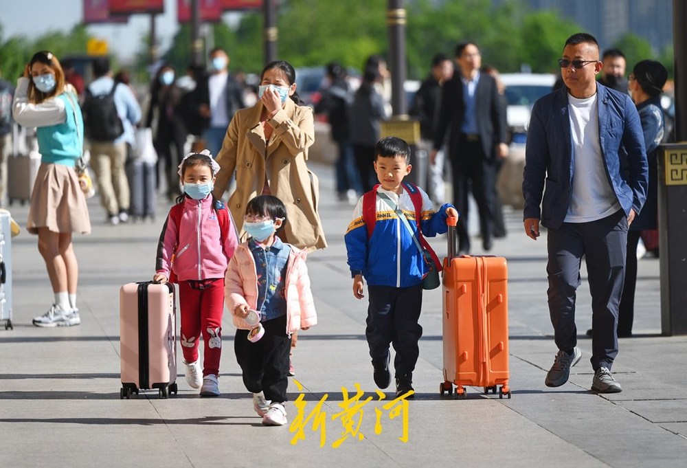 “五一”小长假首日，济南西站迎客流高峰，预计发送旅客超28万人