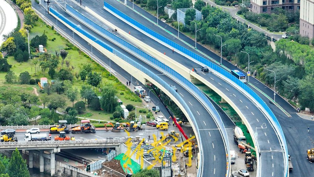 济南龙鼎立交枢纽道路上新装 配套新建龙鼎大道首个地下通道  