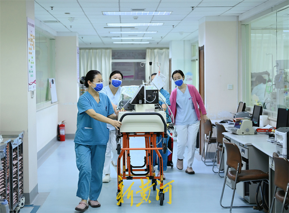 跨年夜，新生儿重症监护室护佑“新生”