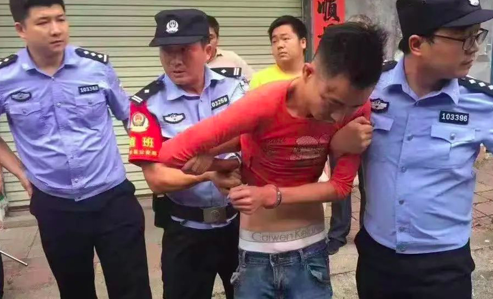 行李箱藏尸案被告人被提起公诉，被告人与被害人是上下级
