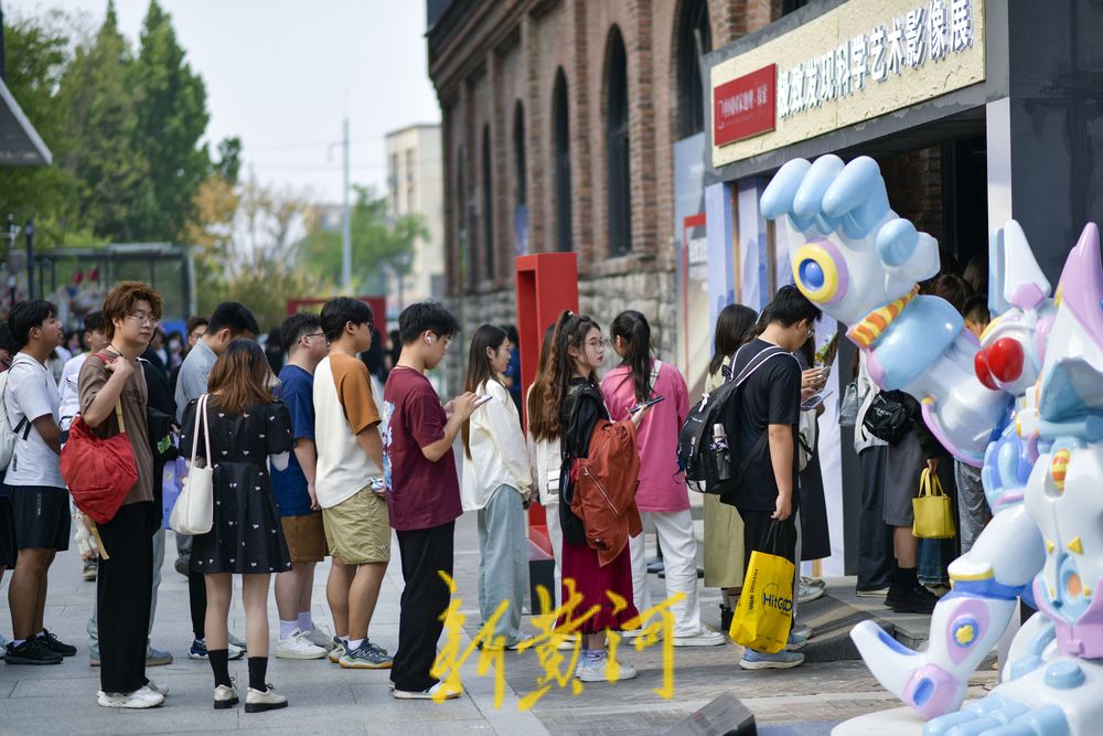 艺术展带火老厂房产业园 众多年轻人排队打卡