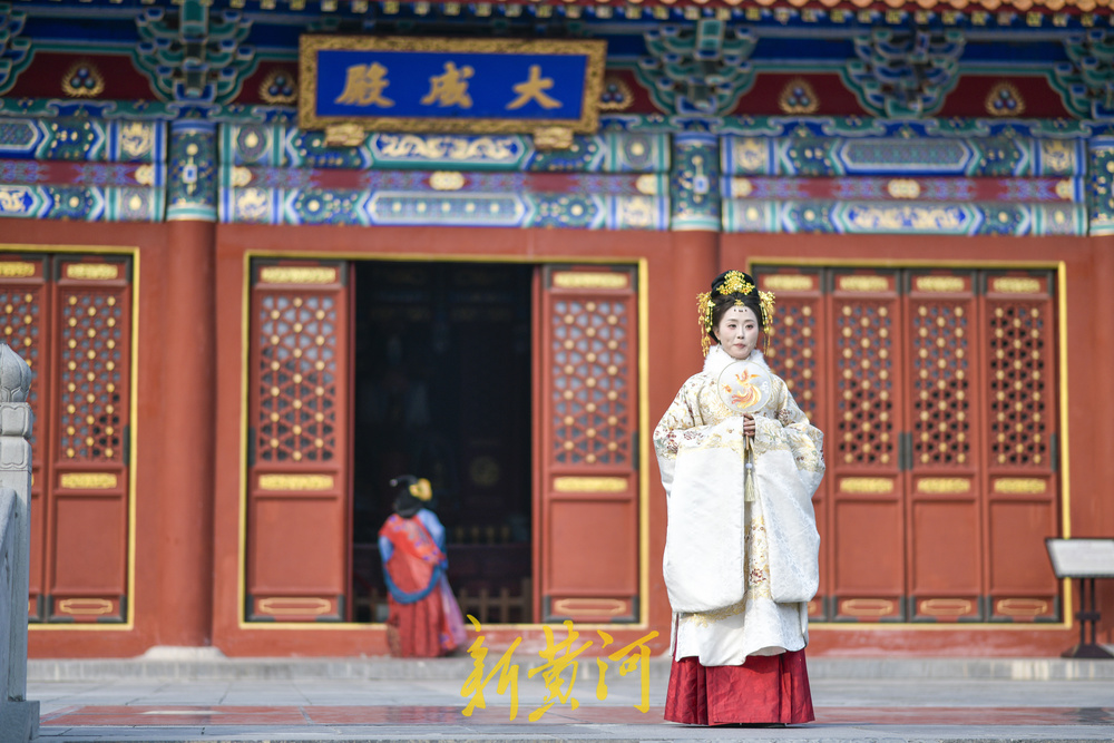 济南明府城汉服文化走红 游客穿越古今打卡泉水文庙