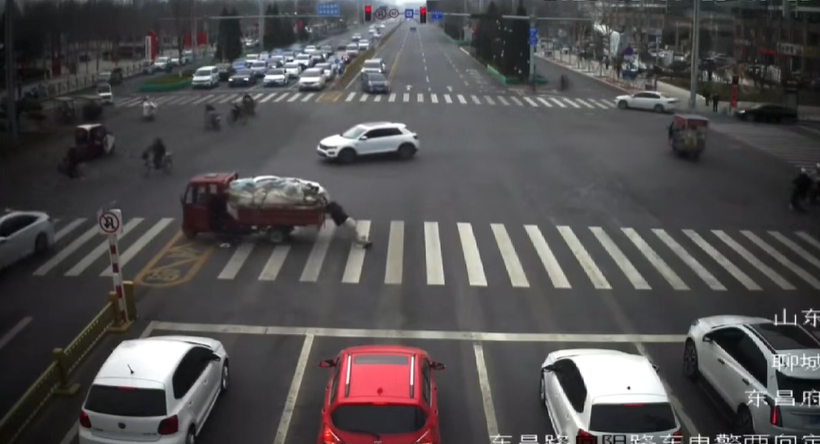 山东聊城“推车姐”,火了!央媒、网友纷纷点赞,当事人回应