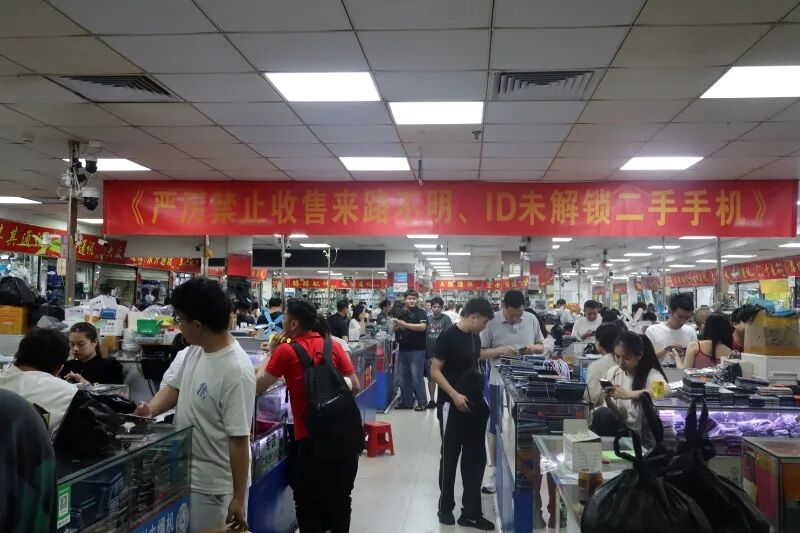 本轮芯片短缺潮直接推高了废旧手机回收价格（南英/拍摄）