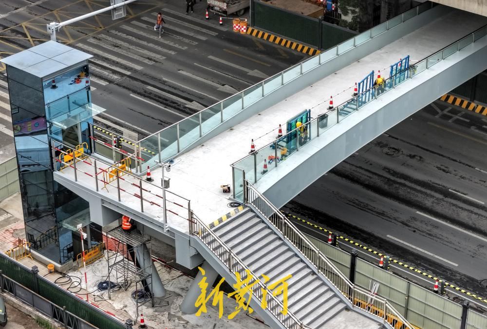 济南百花公园过街天桥即将投入使用