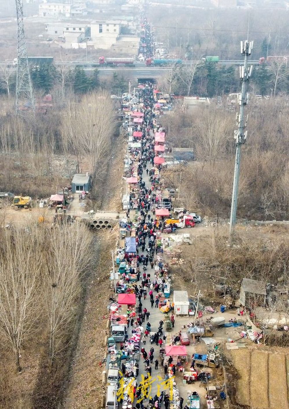 据了解,此处集市因地处王府庄村中而得名,目前王府庄整体搬迁,村中