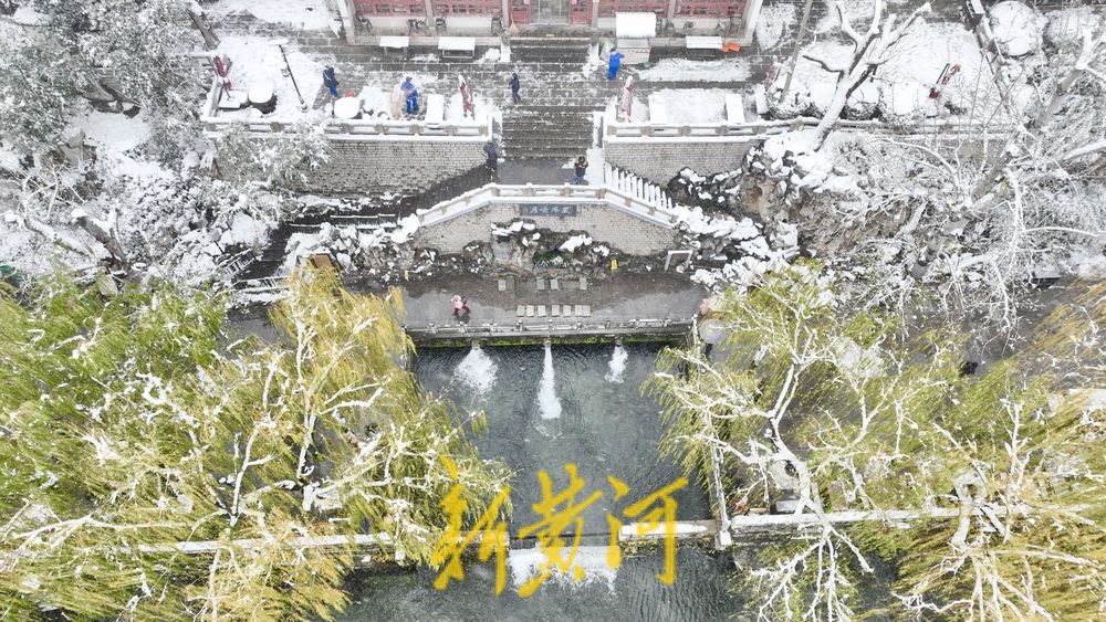 泉城冬雪映碧水，玉柳琼枝入画来