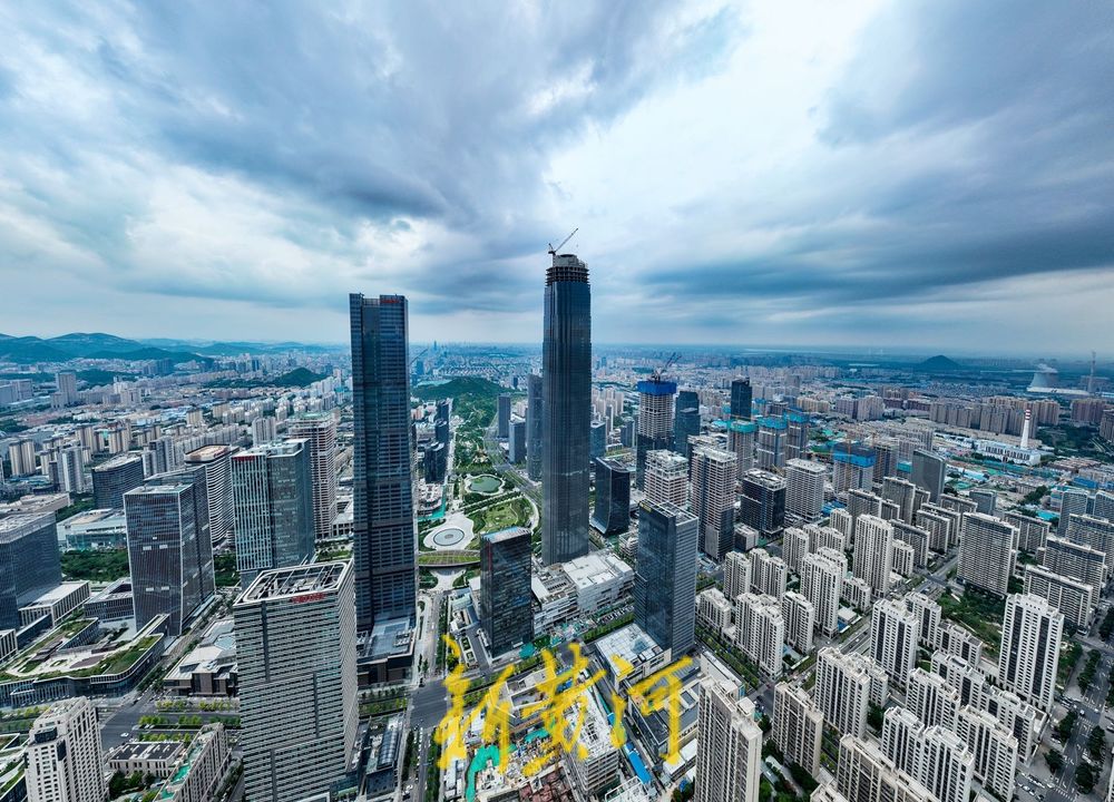 直上云霄！CBD超高层“山”幕墙向顶部冲刺 