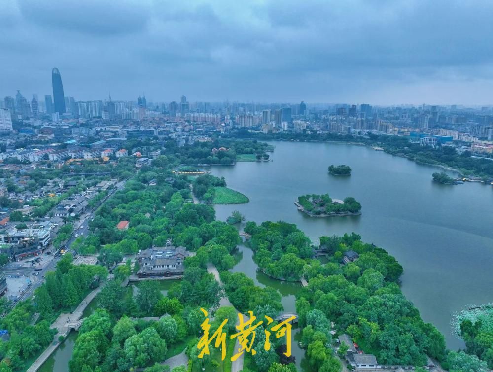 降雨降温消暑热 大明湖烟雨朦胧尽显水乡风韵