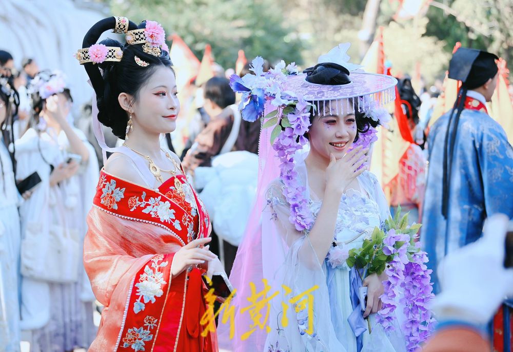 泉城千佛山上，千人汉服巡游展国风