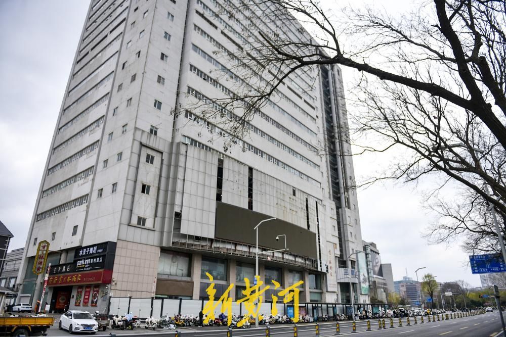 泉城路老地标三联大厦底商外立面改造启动