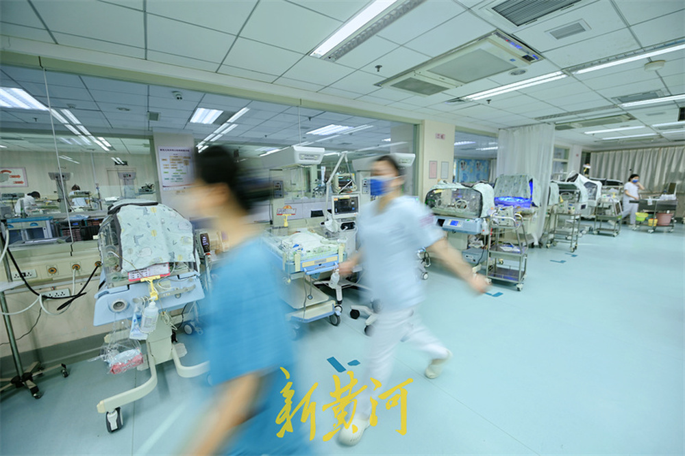 跨年夜，新生儿重症监护室护佑“新生”