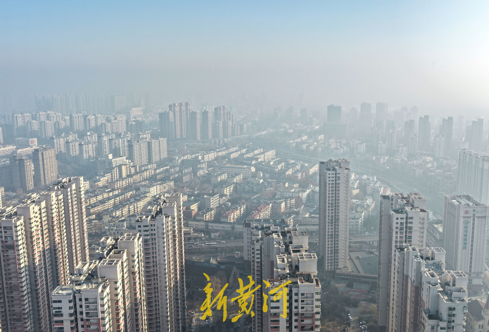济南今晨大雾锁城 半晌浓雾渐散城市重现真容