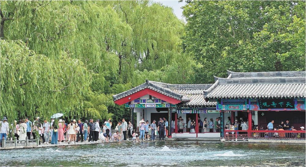 □新华社发 　　6月1日，在济南明水古城景区，游客在观赏梅花泉。